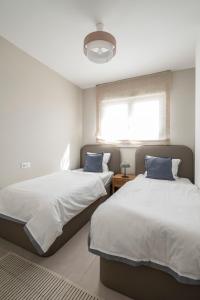 Postel nebo postele na pokoji v ubytování Apartment CÉLERE, 200m from the sea and 4km from golf resorts + 23 fotografií