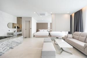 庆州Gyeongju city hotel的带床和沙发的客厅