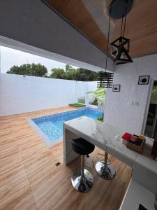 KaranganyarにあるSunSet Lawu Kemuning, Villa, Full House 3 Bed, Free BBQ, Free Float Light Breakfastのキッチン(カウンター、スイミングプール付)
