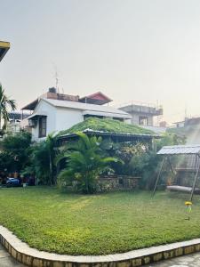 Taman di luar Borrow and Pay