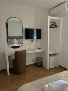 Televízia a/alebo spoločenská miestnosť v ubytovaní Apartments Adaleta