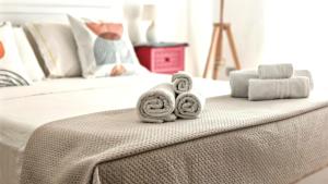 Posteľ alebo postele v izbe v ubytovaní KRLY Rooms Cagliari