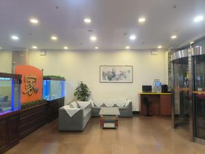 a living room with a couch and a fish tank at Home Inn Beijing Xiaoxitian in Beijing