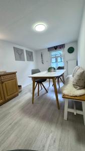 シュマレンベルクにあるLandferienwohnung Simonのテーブルとソファのあるリビングルーム