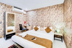 Postel nebo postele na pokoji v ubytování Kings Court Hotel Pitampura