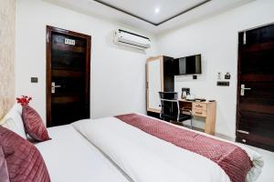 Postel nebo postele na pokoji v ubytování Kings Court Hotel Pitampura