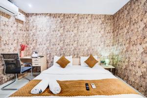 Postel nebo postele na pokoji v ubytování Kings Court Hotel Pitampura