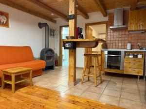 Kuchyň nebo kuchyňský kout v ubytování Edi Cottage