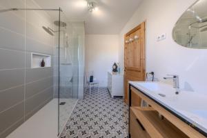 une salle de bain avec lavabo et douche dans l'établissement villa de charme Calme et campagne Caution obligatoire swikly, à Coullons 15 autres photos