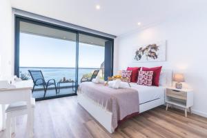 En eller flere senge i et værelse på Mar Apartment by Atlantic Holiday + 22 billeder