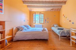 une chambre avec deux lits et une fenêtre dans l'établissement villa de charme Calme et campagne Caution obligatoire swikly, à Coullons