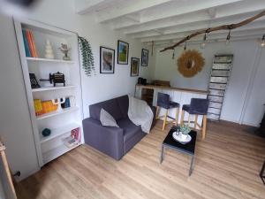 salon z kanapą i stołem w obiekcie La Canardière w mieście Pendé