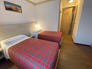 Postel nebo postele na pokoji v ubytování Hotel International