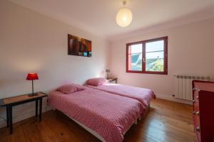 une chambre avec un lit et une fenêtre dans l'établissement Domaine Fouet - A 100m du Domaine visite de cave et dégustation gratuite, à Saint-Cyr-en-Bourg