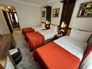 Postel nebo postele na pokoji v ubytování Hotel Topkapı