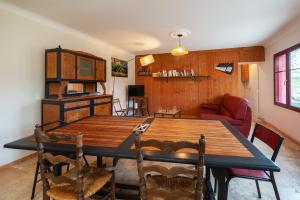 une salle à manger avec une table et des chaises en bois dans l'établissement Domaine Fouet - A 100m du Domaine visite de cave et dégustation gratuite, à Saint-Cyr-en-Bourg 6 autres photos