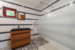 une salle de bain avec un lavabo et un miroir dans l'établissement Domaine Fouet - A 100m du Domaine visite de cave et dégustation gratuite, à Saint-Cyr-en-Bourg