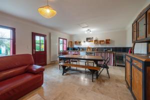 un salon avec un canapé et une table dans l'établissement Domaine Fouet - A 100m du Domaine visite de cave et dégustation gratuite, à Saint-Cyr-en-Bourg