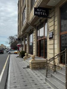 巴库阿尔普酒店 的街道一侧有酒店标志的建筑