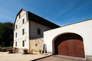 Budova, kde se penzion nachází + 4 fotografie