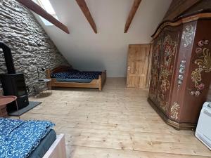 Postel nebo postele na pokoji v ubytování Chalupy Albrechtice Šumava