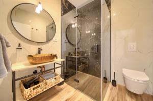 Ένα μπάνιο στο Apartments Ena & Leona +66 φωτογραφίες