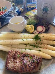 un piatto di alimenti con carne e verdure su un tavolo di Hotel-Gasthof Tor zum Steigerwald a Gerolzhofen
