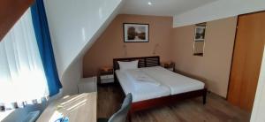 una piccola camera con letto e scala di Hotel-Gasthof Tor zum Steigerwald a Gerolzhofen