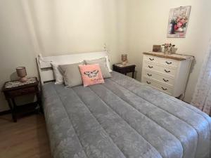 - une chambre avec un lit doté d'un oreiller rose dans l'établissement Quinta de Fonte Coberta, à Ponte da Barca