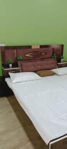 FaizābādShri Balaji Home Stay的一张大床,配有白色床单