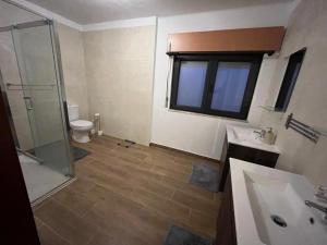 une salle de bain avec douche, lavabo et toilettes dans l'établissement Quinta de Fonte Coberta, à Ponte da Barca