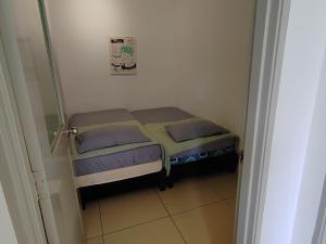 タナ・ラタにあるGolden hill somersqaure 3 bed room islam apartmentの小さなベッドルーム(ベッド2台付) +2枚の写真