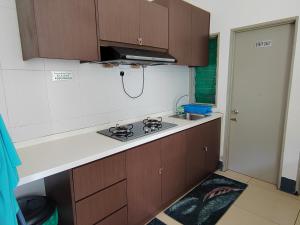 タナ・ラタにあるGolden hill somersqaure 3 bed room islam apartmentのコンロとシンクのあるキッチン