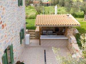 um pátio exterior com uma mesa e cadeiras num edifício em Ktima Katerina em Gytheio