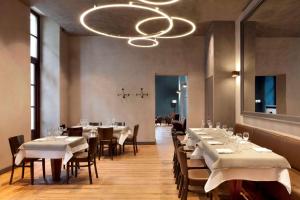Reštaurácia alebo iné gastronomické zariadenie v ubytovaní NH Collection Torino Piazza Carlina