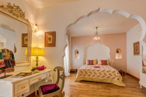a bedroom with a bed and a desk and a mirror at Ipekyol Villa avec Piscine Privée in Çeşme +38 photos