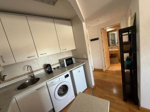 Kuchyň nebo kuchyňský kout v ubytování Cálido apartamento con PISCINA y garaje