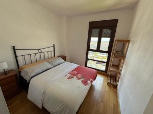 Postel nebo postele na pokoji v ubytování Cálido apartamento con PISCINA y garaje