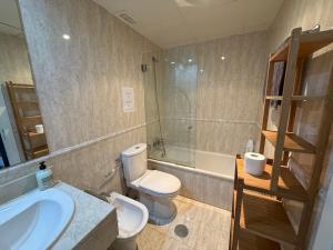 Koupelna v ubytování Cálido apartamento con PISCINA y garaje