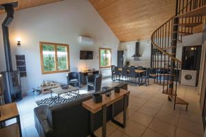 Χώρος καθιστικού στο chalet de charme le contemporain