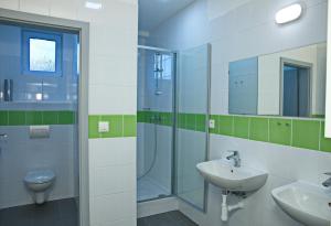 Koupelna v ubytování Hostel Optimum Devínska