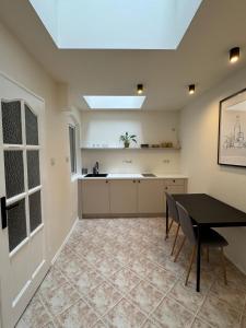 Kuchyň nebo kuchyňský kout v ubytování KatalinKert Apartman 2