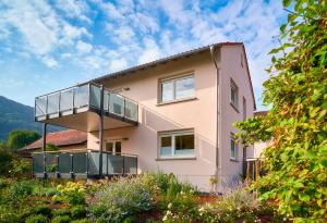 a house with a balcony on the side of it at Oberhausen an der Nahe LIEBLINGSORT - Ferienappartements in Oberhausen