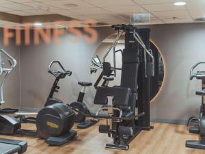 The fitness centre and/or fitness facilities at Mercure Debrecen