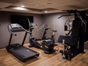 The fitness centre and/or fitness facilities at Mercure Debrecen