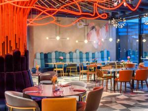 A restaurant or other place to eat at Mercure Debrecen