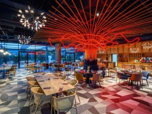 A restaurant or other place to eat at Mercure Debrecen