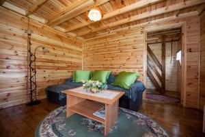 a living room with a couch in a log cabin at Domki Niegowa Agroturystyka in Niegowa