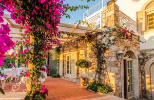 a courtyard of a building with pink flowers at Ipekyol Villa avec Piscine Privée in Çeşme