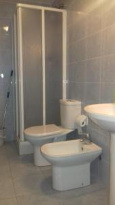 Bilik mandi di Apartamento Oropesa ideal familias +6 gambar